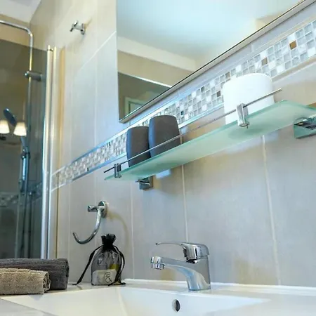 Apartment Amazing 2 Bedroom Flat With Beachfront And Pool, Paraiso Del Sur A306 Playa Paraiso (Tenerife)
